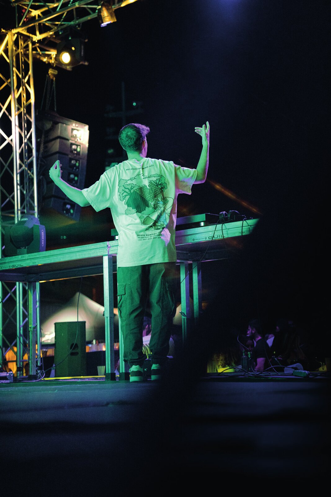 Adrián Devés DJ en directo compartiendo cabina en un evento
